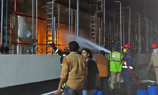 फार्मा कंपनी में आग के बाद राहत और बचाव करते कर्मी फार्मा कंपनी में आग के बाद राहत और बचाव करते कर्मी