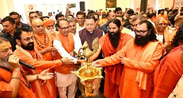 दीप प्रज्जवलन कर कार्यक्रम का शुभारम्भ करते हुए