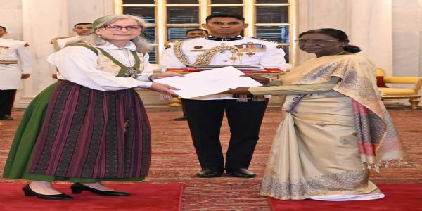 ছয়খন দেশৰ ৰাষ্ট্ৰদূতৰ ৰাষ্ট্ৰপতি মুৰ্মুক পৰিচয় পত্ৰ প্ৰদান
