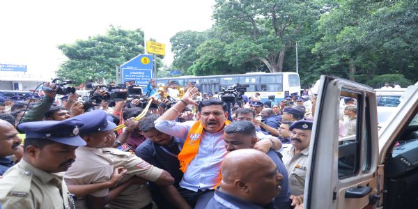 কৰ্ণাটক বাল্মিকী নিগম কেলেংকাৰিক লৈ বিজেপিৰ প্ৰতিবাদ, মন্ত্ৰী বি নগেন্দ্ৰৰ পদত্যাগৰ দাবী