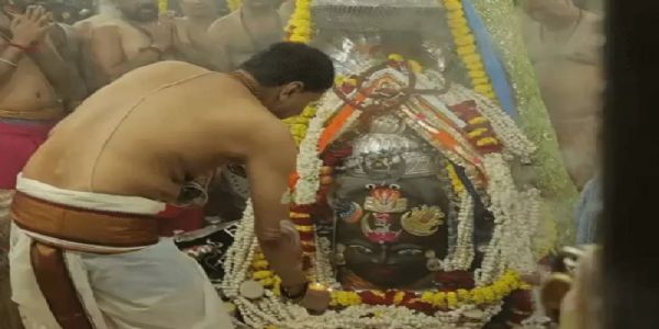 ভস্ম আৰতিৰ সময়ত বাবা মহাকাল ঐশ্বৰিকভাৱে সজ্জিত, সন্ধিয়া চাৰিটা ৰূপত ভক্তসকলক দৰ্শন