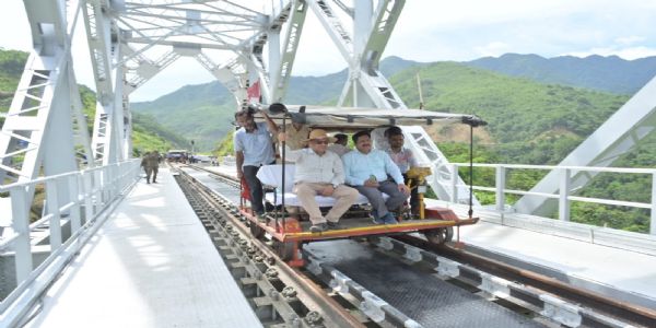 উত্তৰ-পূব সীমান্ত ৰেলৱেৰ (নিৰ্মাণ)ৰ মহাপ্ৰবন্ধকৰ দ্বাৰা জিৰিবাম–ইম্ফল নতুন ৰে’লপথ প্ৰকল্পৰ গুৰুত্বপূৰ্ণ খণ্ডসমূহৰ পৰিদৰ্শন