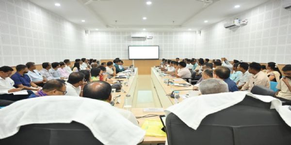 ঢেকীয়াজুলিত অভিভাৱক মন্ত্ৰী বিশ্বজিৎ দৈমাৰীৰ পৌৰোহিত্যত পৰ্যালোচনা বৈঠক