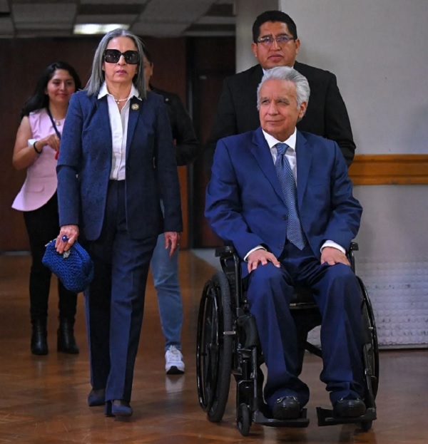 इक्वाडोर के पूर्व राष्ट्रपति लेनिन मोरेनो और पत्नी रोसियो गोंजालेज काेर्ट में जाते हुए