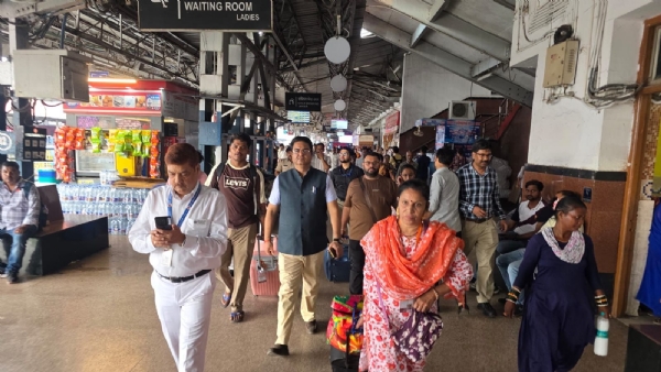 नेपाल से रेस्कयू कर पटना लाये गए महाराष्ट्र के तीर्थ यात्रियों को पटना से विशेष एसी कोच से रवाना करते रेलवे कर्मचारी
