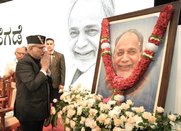 उपराष्ट्रपति ने दिवंगत रामकृष्ण हेगड़े की तस्वीर पर श्रद्धांजलि अर्पित की।