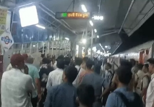 खंडवा स्टेशन पर रुकी ट्रेन