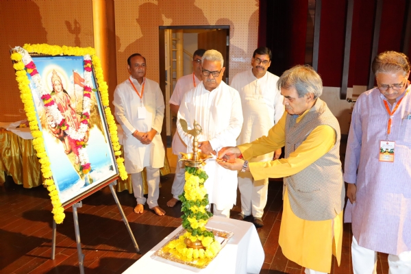 राष्ट्रीय स्वयंसेवक संघ के सह सरकार्यवाह डॉ. कृष्ण गोपाल दीप प्रज्ज्वलित करते हुए