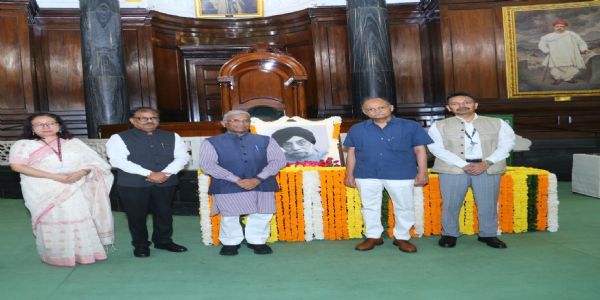 ৰাজ্যসভাৰ উপ সভাপতি তথা মহাসচিবৰ চৰ্দাৰ হুকম সিঙলৈ পুস্পাঞ্জলি অৰ্পন