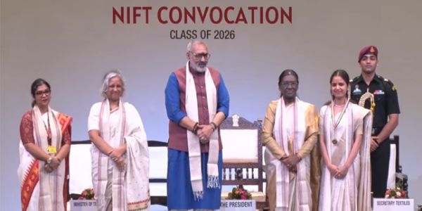 বহিঃৰাজ্যৰ গ্ৰাহকৰ বাবে কাপোৰ প্ৰস্তুত কৰোতে ভাৰতৰ সৌৰভ আৰু সুগন্ধ হেৰুৱাব নালাগে: দ্ৰৌপদী মুৰ্মু