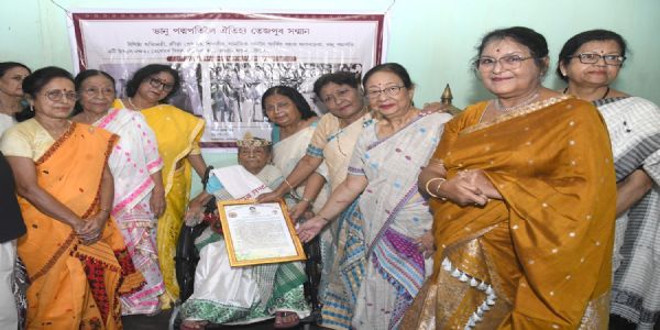 অসমৰ প্ৰথমগৰাকী সহ অভিনেত্ৰী, ৰাষ্ট্ৰীয় পৰ্যায়ৰ ক্ৰীড়াবিদ, তেজপুৰৰ বিভিন্ন ক্ষেত্ৰৰ বাটকটীয়া ৯৩ বছৰীয়া ভানু পদ্মপতিক ঐতিহ্য তেজপুৰ সন্মান -২০২৬ প্ৰদান