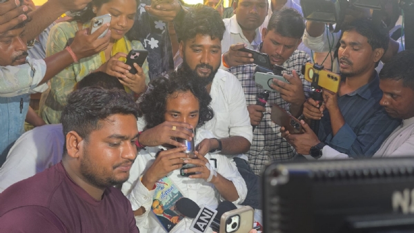 छात्र नेता देवेंद्र नाथ महतो जल ग्रहण करते हुए