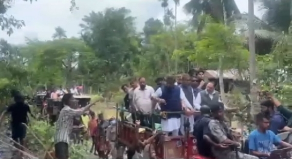असमः बुधवार को शिवसागर जिले के सर्वाधिक बाढ़ प्रभावित नेपाली खूंटी का ट्रैक्टर पर सवार होकर जायजा लेते केंद्रीय मंत्री जेपी नड्डा, मुख्यमंत्री, मंत्री एवं अन्य पदाधिकारी