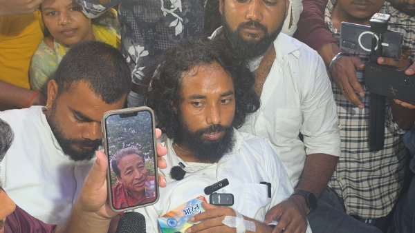 छात्र  नेता वीडियो कॉल में बात करते