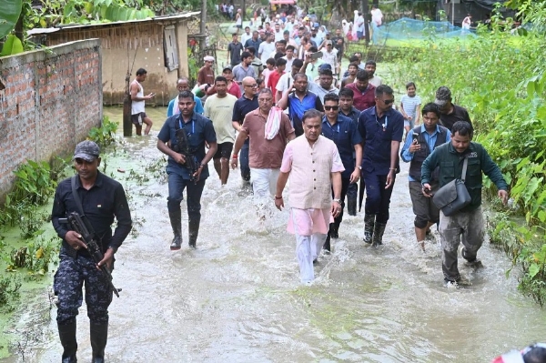 असमः बाढ़ प्रभावित इलाके का दौरे करते मुख्यमंत्री डॉ. हिमंत बिस्व सरमा