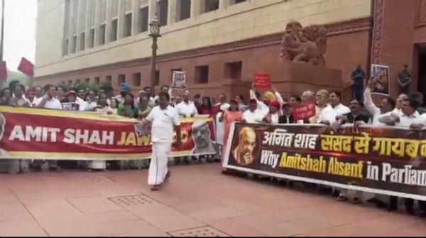 विपक्षी सांसदों ने संसद परिसर में किया प्रदर्शन