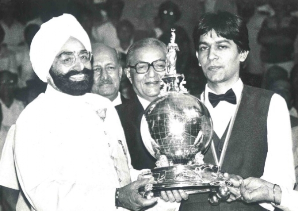 तत्कालीन राष्ट्रपति ज्ञानी जैल सिंह ताज पैलेस होटल में गीत सेठी को वर्ल्ड बिलियर्ड्स चैंपियनशिप कप भेंट करते। फोटो -  इंटरनेट मीडिया