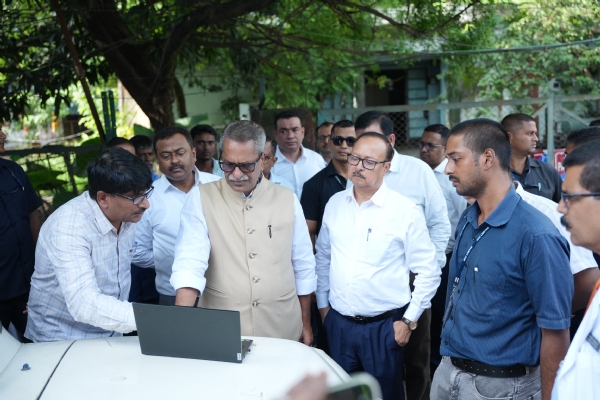 जीएमसीएच के नए भवन निर्माण कार्य का स्वास्थ्य मंत्री अशोक सिंघल निरीक्षण करते हुए।