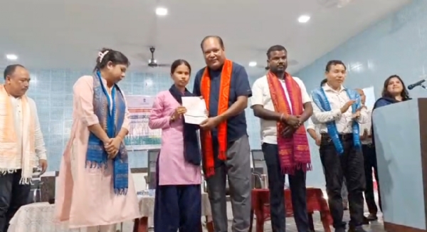 তামুলপুৰত ‘নিযুত মইনা’ আৰু ‘নিযুত বাবু’ আঁচনিৰ আৱেদনপত্ৰ বিতৰণ।