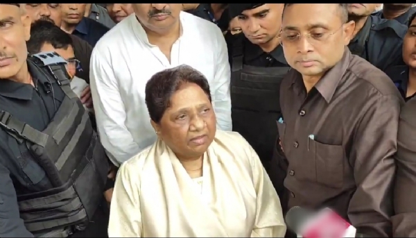 पत्रकारों से बात करती मायावती