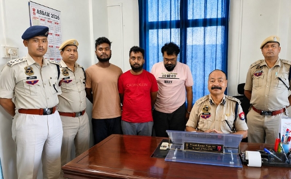 ভুৱা জি এছ টি আই টি চি কেলেংকাৰীত এছ টি এফ অসমে কলকাতাৰ পৰা গ্ৰেপ্তাৰ কৰা তিনি অভিযুক্তৰ ছবি।