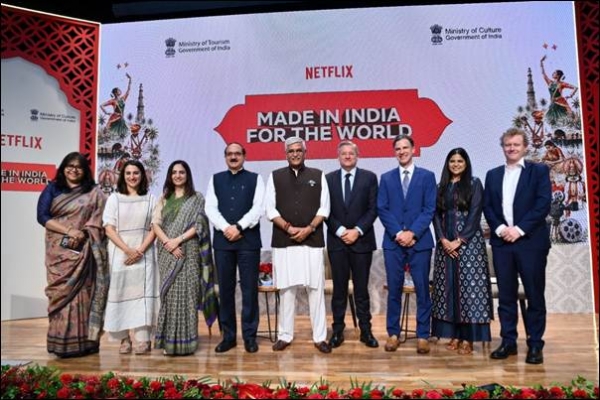 केन्द्रीय मंत्री गजेन्द्र सिंह शेखावत के साथ अन्य लोग मौजूद। केन्द्रीय मंत्री गजेन्द्र सिंह शेखावत के साथ अन्य लोग मौजूद।