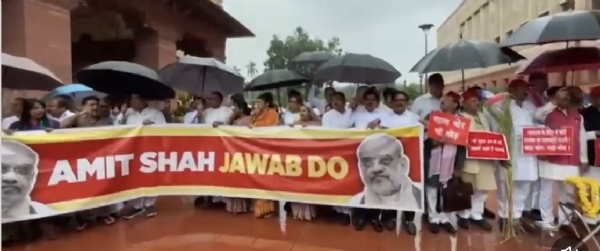 अयोध्या राम मंदिर चढ़ावा और छात्रों पर कथित पुलिस कार्रवाई के विरोध में गुरुवार को संसद भवन परिसर में प्रदर्शन और नारेबाजी करते हुए विपक्षी सांसद।