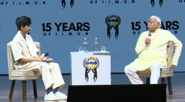 प्रश्नों का उत्तर देते मोहन भागवत