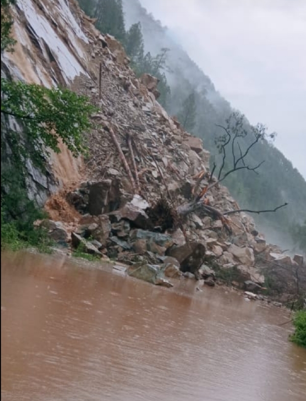 जनपद चमोली अंतर्गत राष्ट्रीय राजमार्ग बद्रीनाथ स्थान हेलग के पास में मलवा आने से मार्ग अवरूद्व l