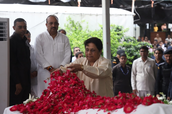 पुष्प अर्पित करती मायावती