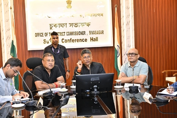 শিৱসাগৰঃ মন্ত্ৰী পীযুষ হাজৰিকাৰ অধ্যক্ষতাত বানপানীৰ পিছৰ পুনৰ্বাসন কামৰ পৰ্যালোচনা বৈঠকৰ দৃশ্য।