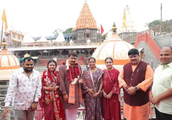 बाबा महाकाल के दर्शन के बाद महाकालेश्वर मंदिर में सपरिवार सांसद मनोज तिवरी