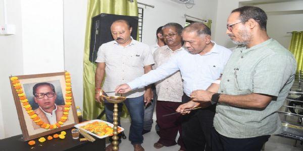 তেজপুৰত শ্বহীদ সাংবাদিক কমলা শইকীয়াৰ আজি ৩৫ সংখ্যক স্মৃতিদিৱস উপলক্ষে বিশেষ শ্ৰদ্ধাঞ্জলি আৰু বক্তৃতানুষ্ঠান