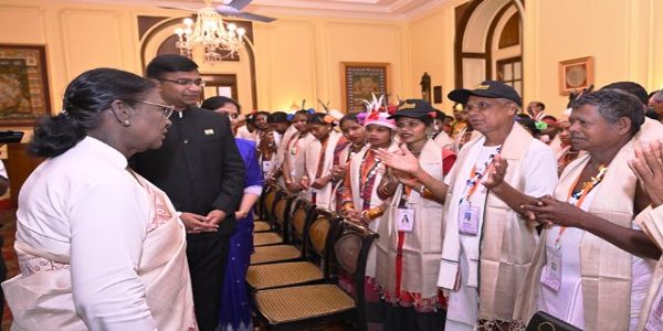 ওড়িশাৰ লোকশিল্পীসকলৰ ৰাষ্ট্ৰপতিক সাক্ষাৎ, শিক্ষা আৰু দক্ষতা বিকাশৰ ওপৰত গুৰুত্ব আৰোপ