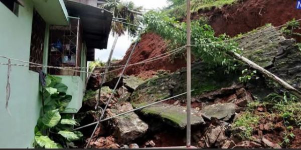 গুৱাহাটীৰ মঠঘাৰিয়াত ভূমিস্খলনৰ ফলত এটা পৰিয়ালৰ তিনিজনৰ মৃত্যু