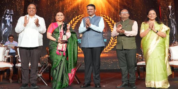 মহাৰাষ্ট্ৰ ৰাজ্যিক চলচ্চিত্ৰ বঁটাৰে সন্মানিত ৰাণী মুখাৰ্জী