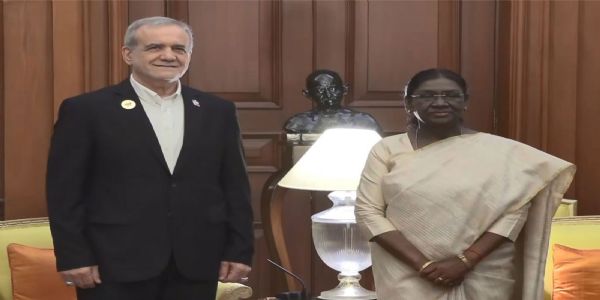 ইৰাণৰ ৰাষ্ট্ৰপতি পেজেছকিয়ানৰ ৰাষ্ট্ৰপতি মুৰ্মুক সাক্ষাৎ