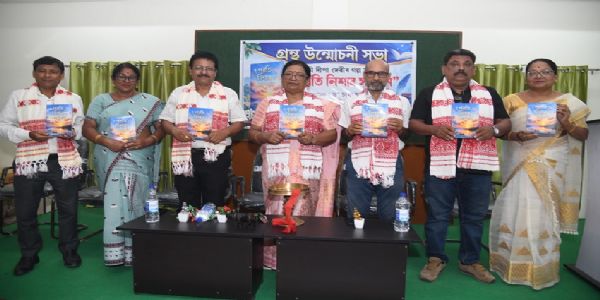 তেজপুৰৰ শোণিতপুৰ জাৰ্ণেলিষ্ট ইউনিয়নৰ সভাকক্ষত গল্প সংকলন পুৱতি নিশাৰ সপোন উন্মোচন