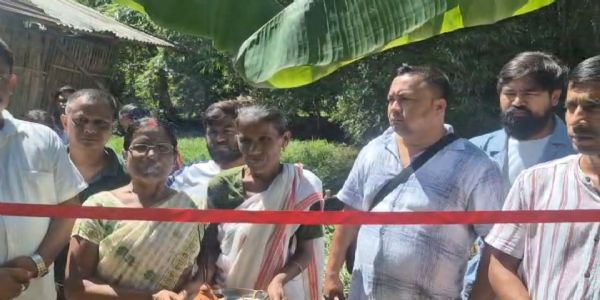 টীয়কৰ কানুপুখুৰীত বানত ক্ষতিগ্ৰস্ত পৰিয়ালৰ বাবে নতুন গৃহ সাজিলে যুৱশিক্ষক দেৱজিৎ ভৰালীয়ে