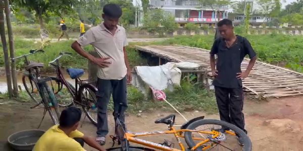 ঈশ্বৰ পুত্ৰক শ্ৰদ্ধাঞ্জলি যাচিবলৈ গোলাঘাটৰ পৰা চাইকেল চলাই সোণাপুৰ পালেহি মনোজ পায়েং