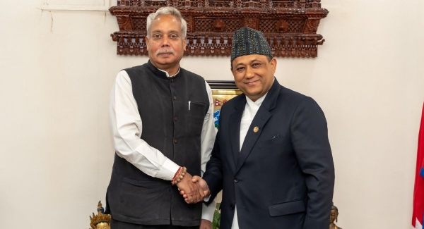 नेपाल के विदेश मंत्री से विदाई भेट करते भारतीय राजदूत