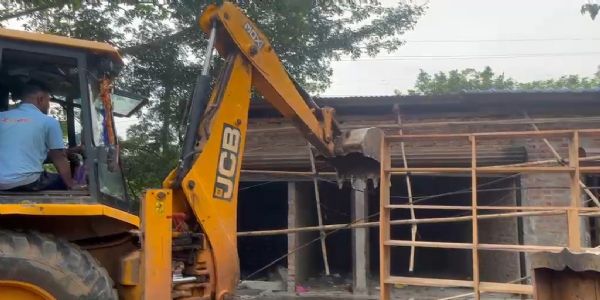 ক্ষেত্ৰী তিনিআলিত প্ৰশাসনৰ বুলডজাৰ