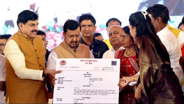 इंदौर में सेवा-संकल्प अभियान के शुभारंभ कार्यक्रम में हितग्राहियों को निशुल्क रजिस्ट्री वितरित करते हुए