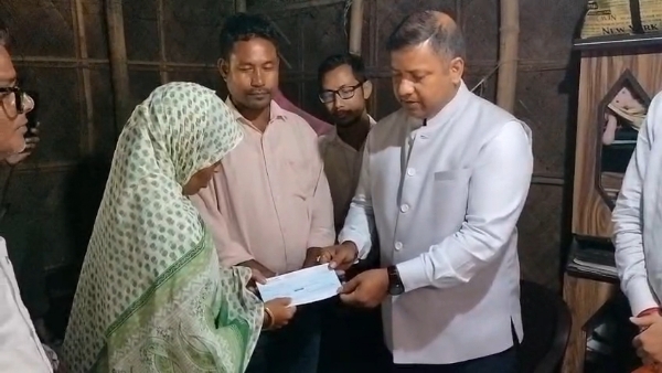 ডিমৰীয়াৰ দুৰ্ঘটনা নিহতৰ তিনি পৰিয়াললৈ ৰাজ্য চৰকাৰৰ আৰ্থিক সকাহ। ডিমৰীয়াৰ দুৰ্ঘটনা নিহতৰ তিনি পৰিয়াললৈ ৰাজ্য চৰকাৰৰ আৰ্থিক সকাহ।
