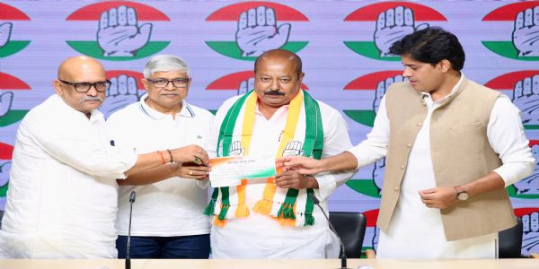 এআইএমআইএমৰ প্ৰাক্তন মুখপাত্ৰ চৈয়দ আছিম ৱাকাৰৰ কংগ্ৰেছত যোগদান
