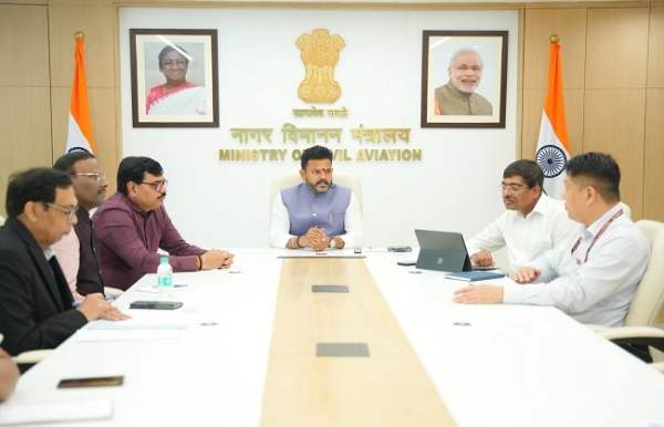 नागर विमानन मंत्रालय में बैठक करते मंत्री किंजरापु राममोहन नायडू