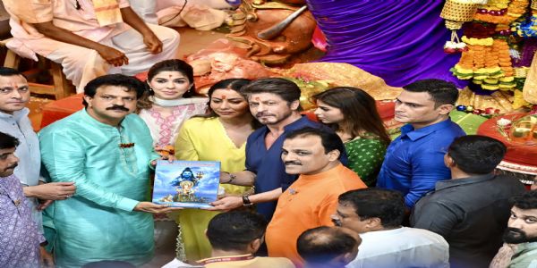 শ্বাহৰুখ খানৰ পৰিয়ালৰ সৈতে লালবাগচা ৰাজাক দৰ্শন