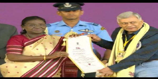 ভাৰতীয় চিনেমালৈ অসাধাৰণ অৱদানৰ বাবে অভিনেতা অনন্ত নাগ দাদাছাহেব ফাল্কে বঁটাৰে সন্মানিত