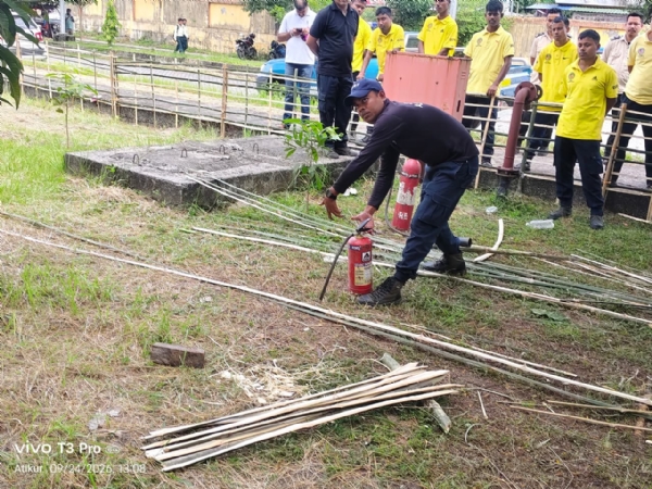 কোকৰাঝাৰ মেডিকেল কলেজত অগ্নিনিৰাপত্তা আৰু জৰুৰীকালীন উদ্ধাৰ অভিযানৰ মক ড্ৰিল