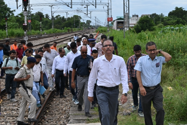 গোঁসাইগাঁওহাট ৰে’ল ষ্টেচনত ডিআৰএম দেৱেন্দ্ৰ সিঙৰ বিস্তৃত পৰিদৰ্শন